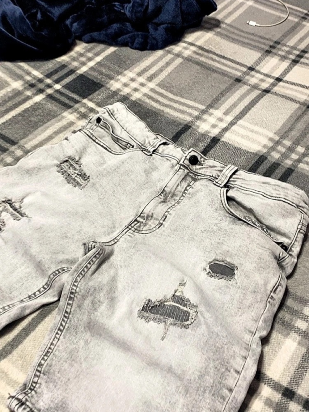 DKNY Jeans Distressed Jean Shorts in Gray Size 34